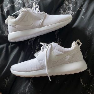 White Nike roches